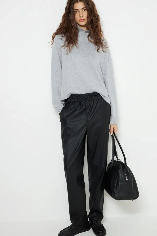 Брюки из ткани с отделкой под кожу