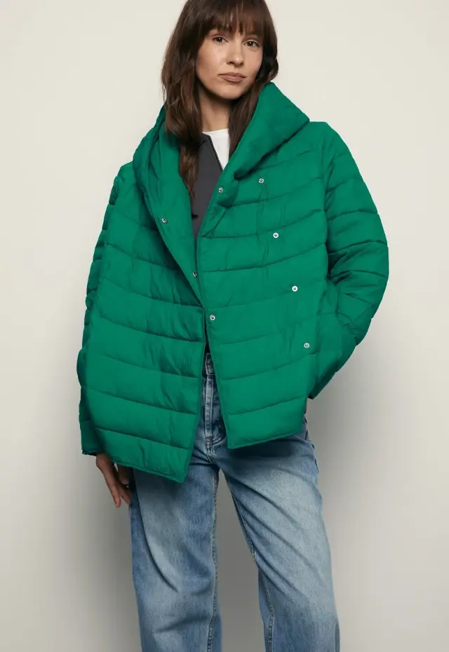 Утепленная куртка с капюшоном и рукавом реглан