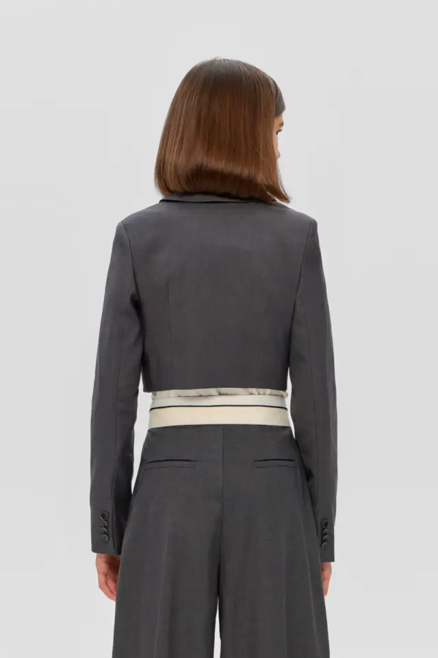 Жакет укороченный из костюмной ткани, серый