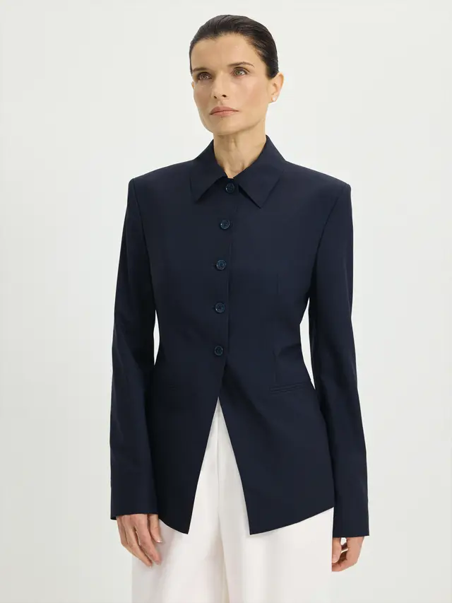 Приталенный жакет с отложным воротником