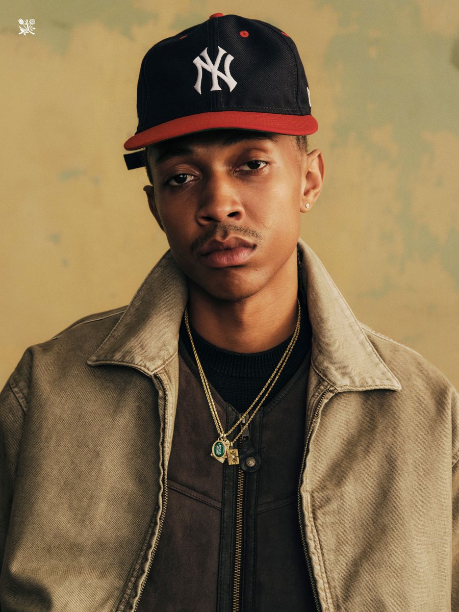Кепка ALD / New Era New York Yankees, бежевая рабочая куртка и золотые цепочки