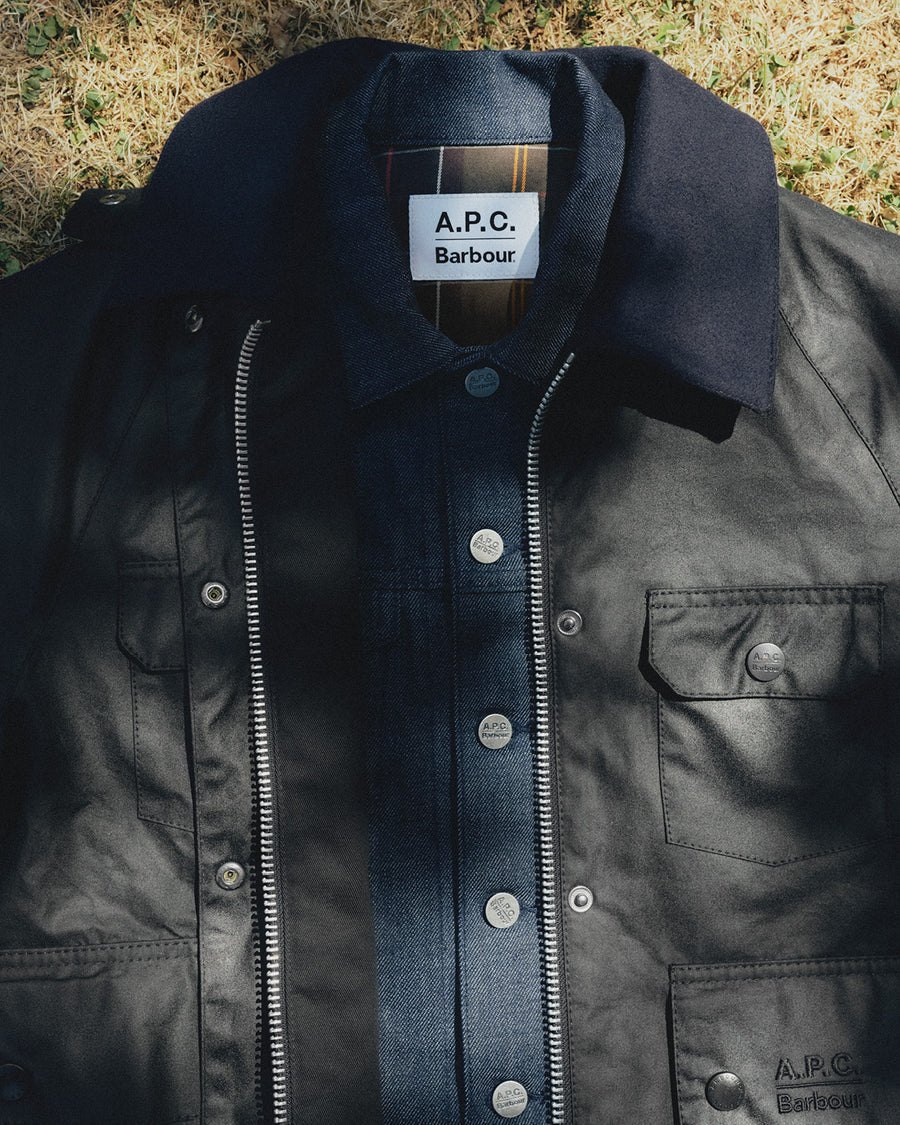Вощёная куртка с нашивкой A.P.C. Barbour, под ней — джинсовая рубашка