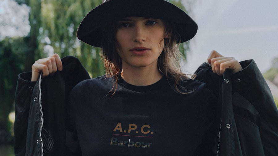 Модель в футболке с логотипом A.P.C. Barbour и вощёной куртке на плечах