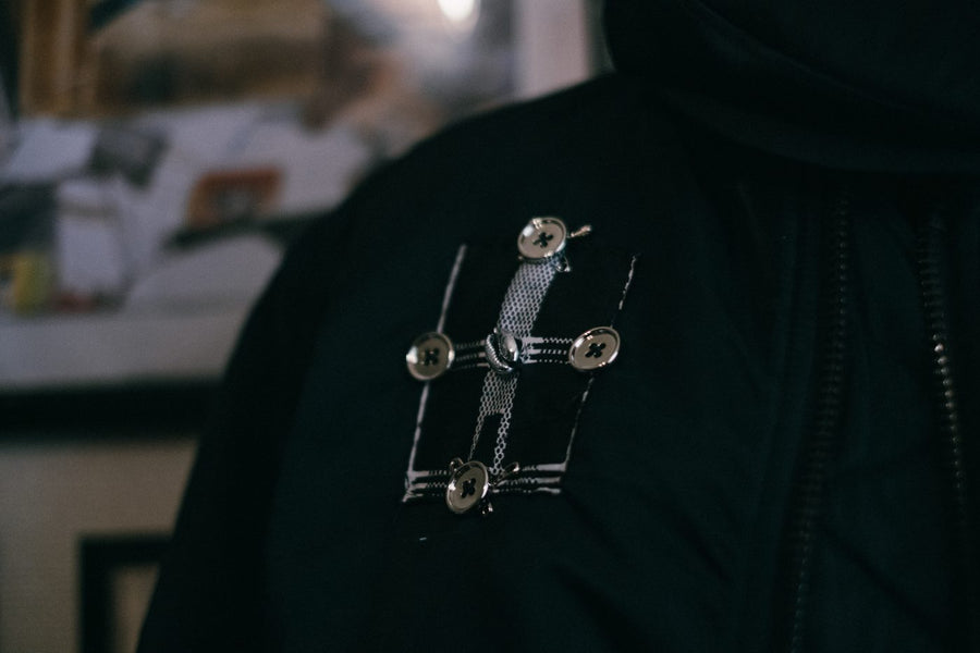 Амулет ATTITUDE TALISMANS на груди куртки BUFFALO SPECIAL