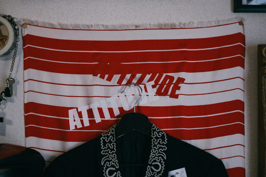 Куртка BUFFALO на фоне флага ATTITUDE в мастерской KIPSSO
