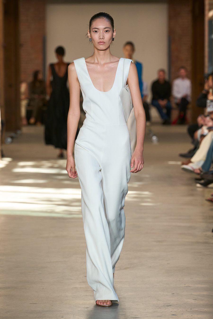 Calvin Klein Collection весна-лето 2027, образ 5: белый комбинезон с глубоким вырезом