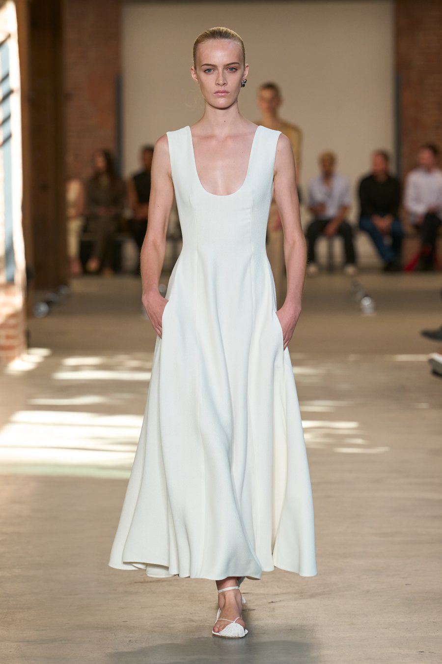 Calvin Klein Collection весна-лето 2027, образ 7: белое платье-комбинация с юбкой клёш