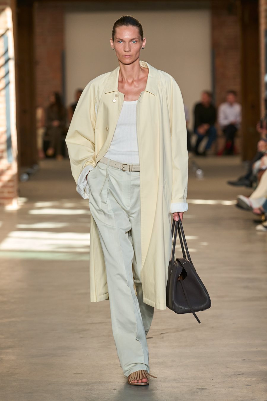 Calvin Klein Collection весна-лето 2027, образ 27: светло-жёлтое пальто и брюки