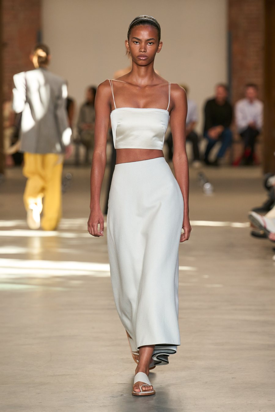 Calvin Klein Collection весна-лето 2027, образ 35: белый топ-бандо и длинная юбка