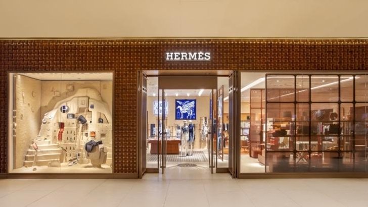 Витрины и вход в магазин Hermès в торговом центре VillageMall в Рио-де-Жанейро