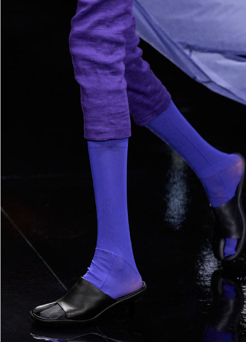 Носки и туфли на показе Issey Miyake