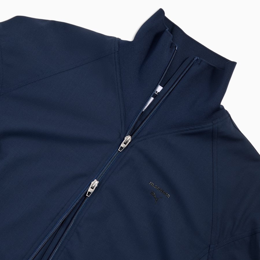 Воротник-стойка и молния тёмно-синей куртки PUMA x Jil Sander T7
