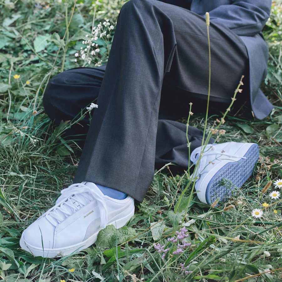 Белые кеды PUMA x Jil Sander Suede с серыми брюками