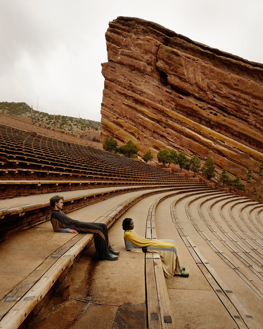 Модели сидят на скамьях амфитеатра Red Rocks