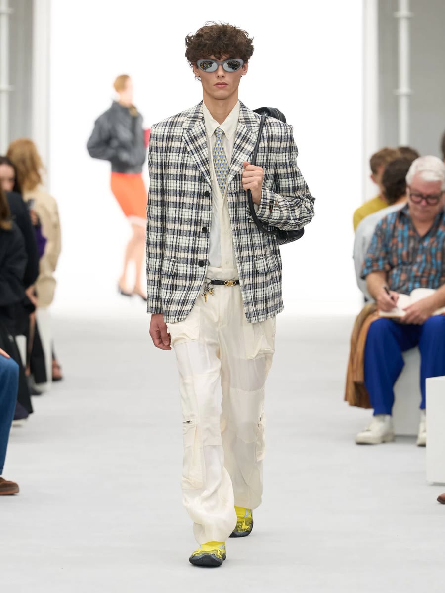 Loewe весна-лето 2027, образ 10: клетчатый пиджак и светлые брюки