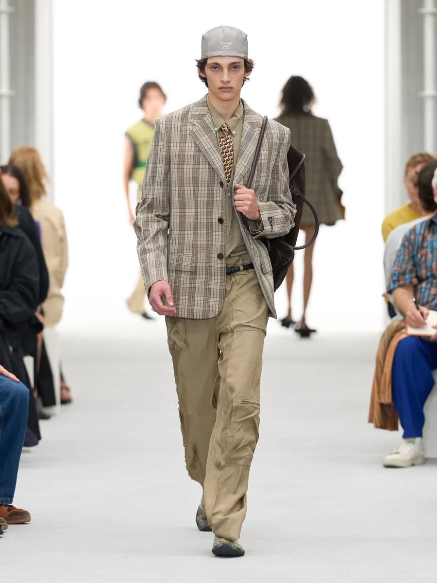 Loewe весна-лето 2027, образ 12: клетчатый пиджак, жилет и бежевые брюки