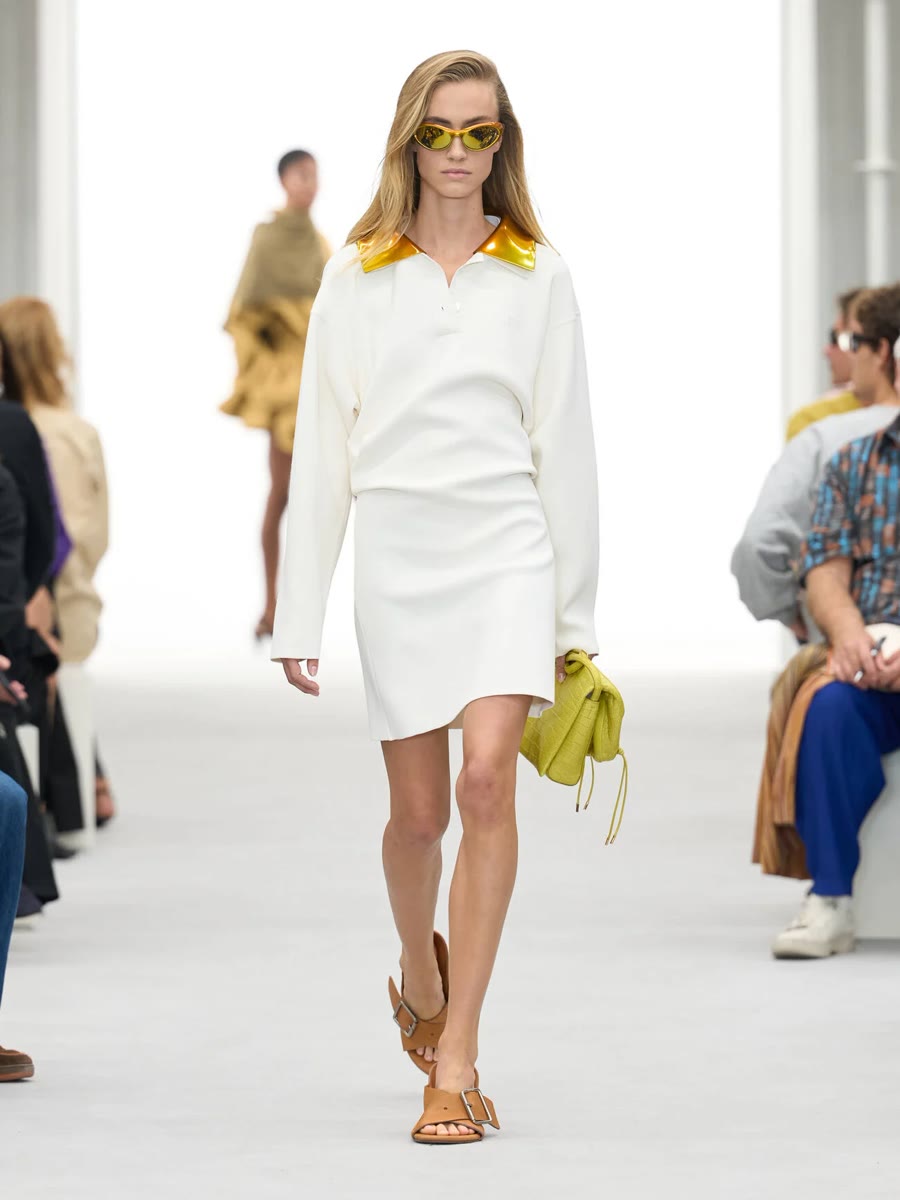 Loewe весна-лето 2027, образ 4: белый трикотажный комплект с жёлтым воротником и жёлтая сумка