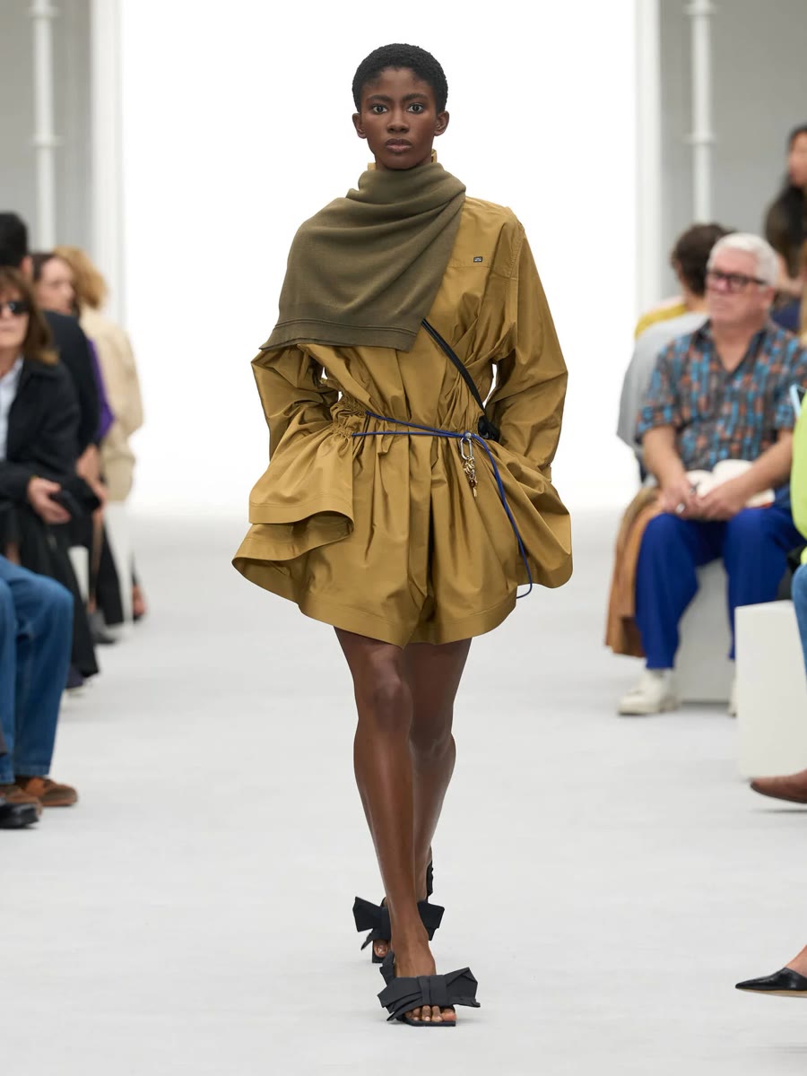 Loewe весна-лето 2027, образ 5: драпированное платье цвета хаки, оливковый платок и шнур на талии