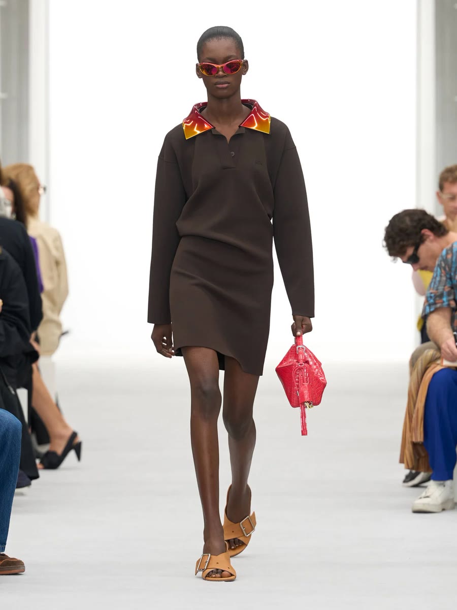 Loewe весна-лето 2027, образ 7: коричневое трикотажное платье с жёлтым воротником и красная сумка
