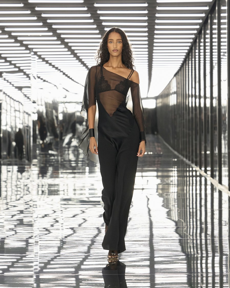 Fendi, весна-лето 2027: чёрный полупрозрачный образ