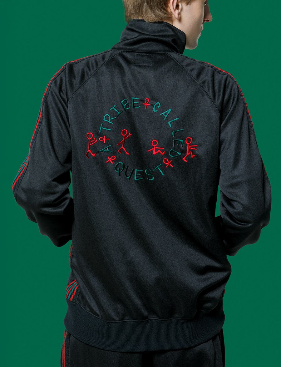 Спина чёрной олимпийки с вышитым круглым логотипом A Tribe Called Quest