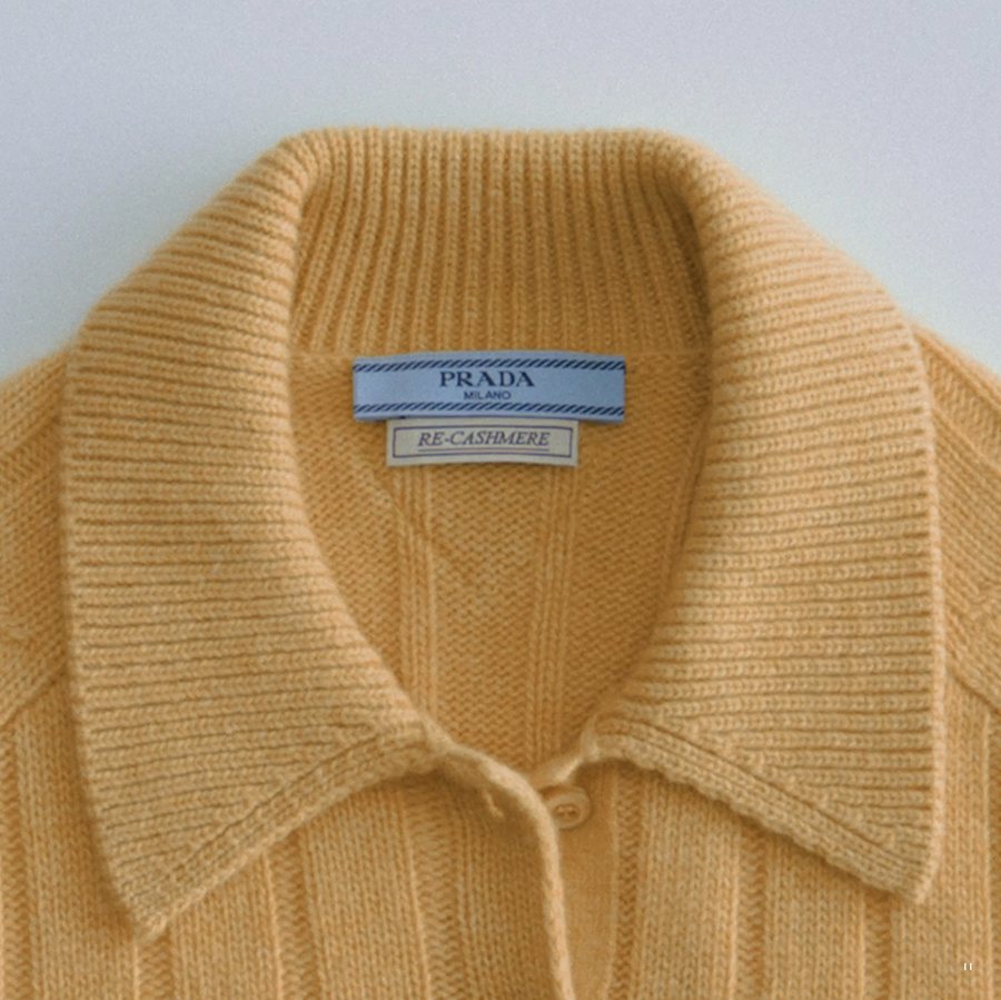 Воротник жёлтого поло с биркой Re-Cashmere