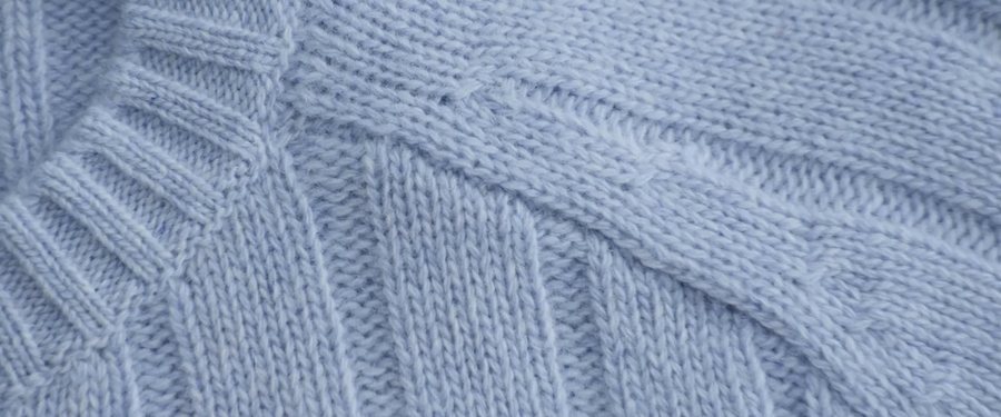 Голубой трикотаж Re-Cashmere крупным планом