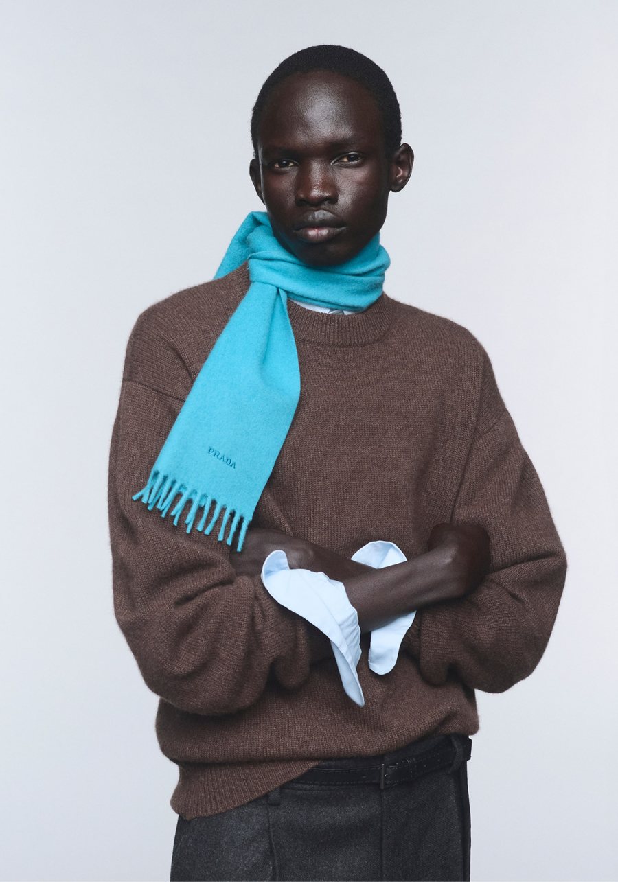 Коричневый свитер Re-Cashmere с бирюзовым шарфом