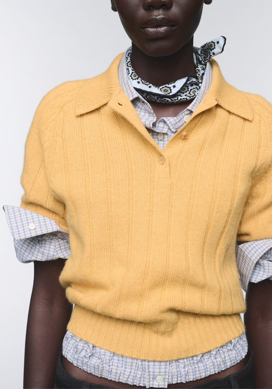 Жёлтое поло Re-Cashmere с коротким рукавом поверх рубашки