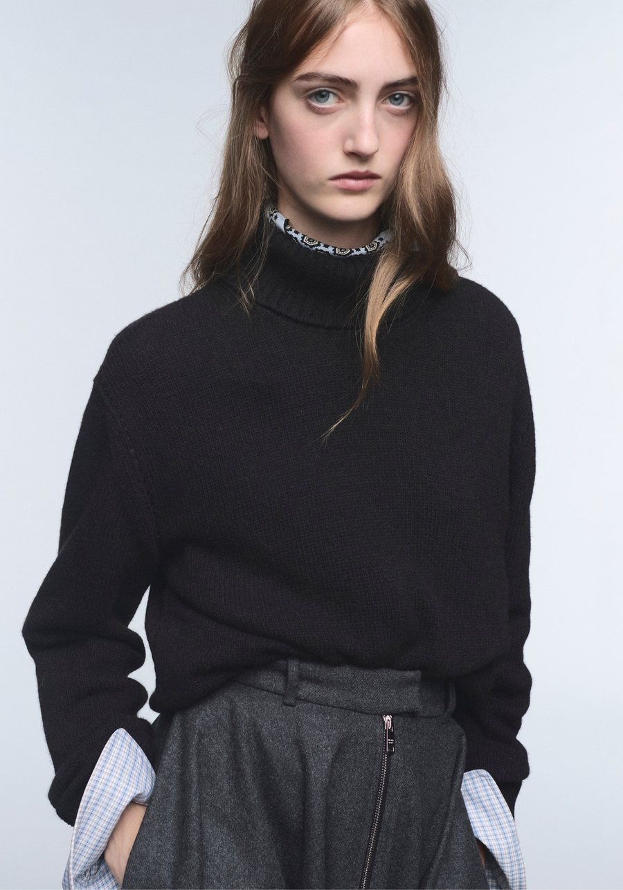 Чёрная водолазка Re-Cashmere с серой юбкой Re-Wool