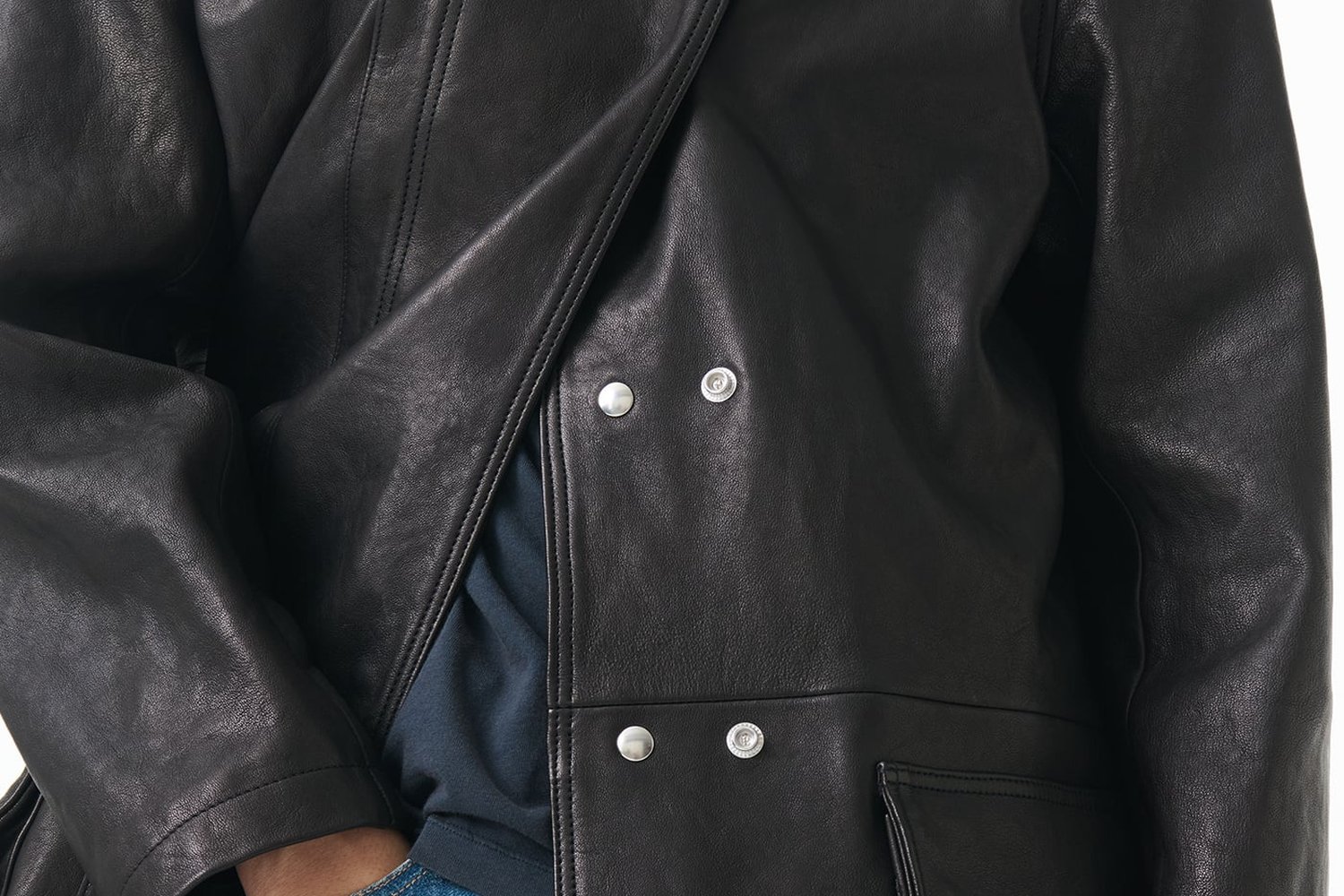 Чёрная кожаная куртка Fireman Jacket крупным планом: запах с двумя рядами металлических кнопок и накладной карман