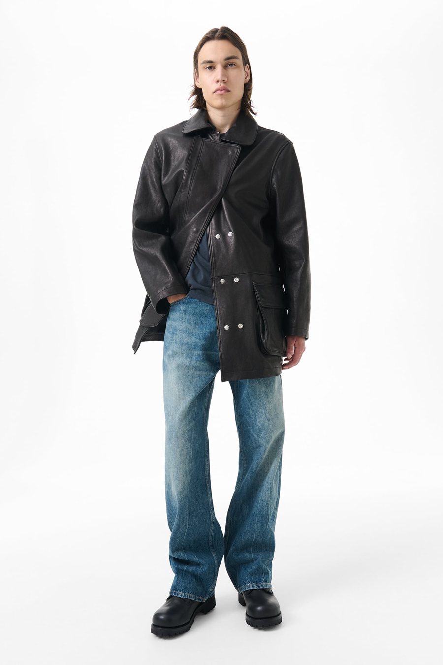 Модель в чёрной кожаной куртке Fireman Jacket и прямых синих джинсах
