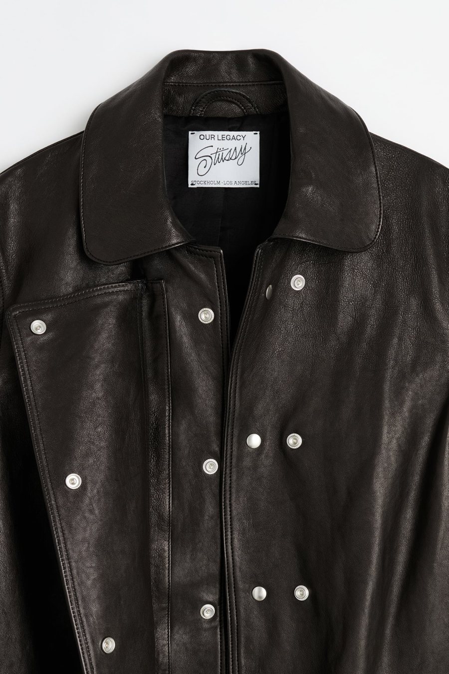 Кнопки и нашивка Stüssy на воротнике изнутри